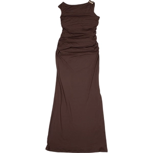 Détail de robe longue moulante marron foncé avec boucle dorée et design froncé chic
