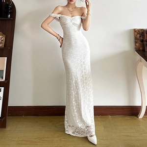 Robe longue élégante en dentelle blanche à épaules dénudées et coupe ajustée pour mariage