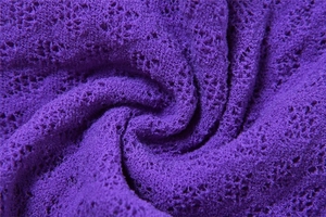 Primo piano del tessuto jacquard in pizzo viola con dettagli di texture morbida