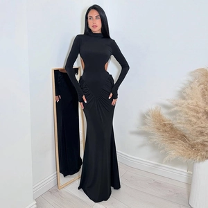 Détail d'une robe longue noire ajustée avec découpes à la taille et manches à passe-pouce