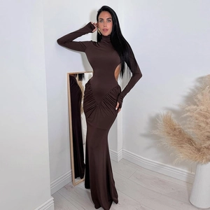 Détail des découpes à la taille et des plis en V sur une robe longue marron ajustée