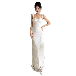Robe longue en dentelle blanche avec bretelles fines et buste froncé élégant