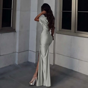 Robe longue moulante sexy en satin dos nu avec fente latérale en vert clair élégant