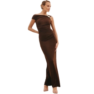 Robe moulante marron à épaule asymétrique avec détails froncés et métal