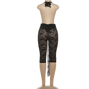 Détail du dos de l'ensemble sexy en dentelle noire avec haut licou et legging assorti