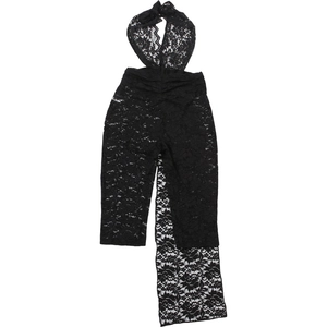 Détail d'une combinaison dos nu en dentelle noire avec motifs floraux ajourés et tissu léger