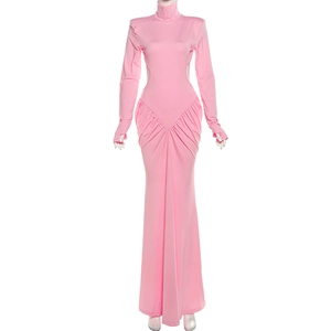 Détail de la robe longue rose à col roulé avec découpes latérales et fronces en V