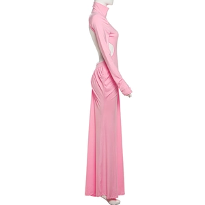 Détail de la robe longue rose à col roulé montrant la découpe et le dos nu