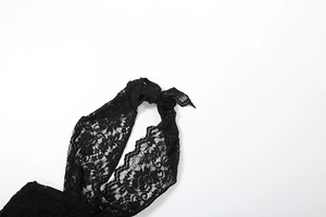 Vue détaillée de dentelle florale complexe et tissu transparent sur une combinaison