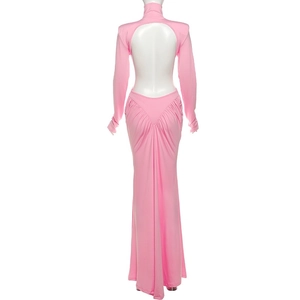 Détail d'une robe longue dos nu rose vif avec col montant et fronces élégantes