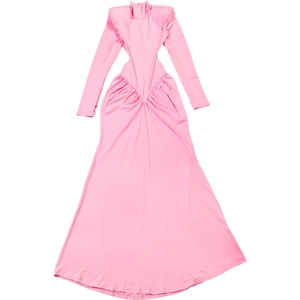Détail de robe maxi rose à manches longues avec découpes à la taille et jupe évasée