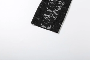 Gros plan sur le motif floral en dentelle noire avec détails ajourés délicats