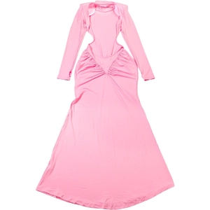 Vue détaillée d'une robe longue rose à manches longues avec découpes à la taille et fronces