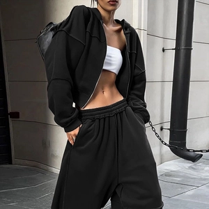 Detail eines schwarzen Damen-Hoodie-Sets mit weichem Vliesstoff und hochwertigen Nähten