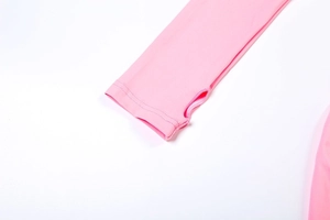 Détail du poignet rose avec passage de pouce fonctionnel et coutures plates de haute qualité