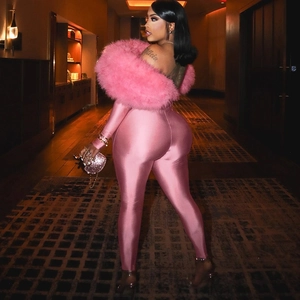 Combinaison rose sexy à col en plumes avec sac à main en forme de cœur étincelant