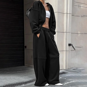 Details des schwarzen Streetstyle-Trainingsanzugs mit Kapuzenpullover und weiten Hosen