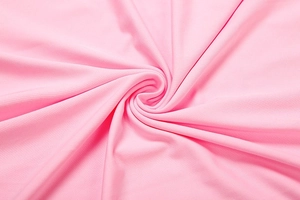 Gros plan sur un tissu en maille rose à texture horizontale fine et drapé doux