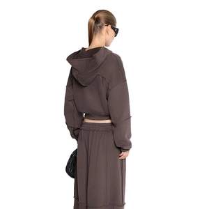 Rückansicht des braunen Oversized-Hoodie-Sets mit weitem Bein und Nahtdetails