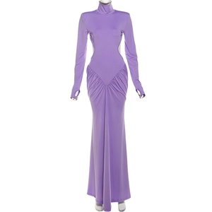 Détail d'une robe longue violette avec découpes à la taille et manches passe-pouce