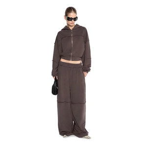 Damen Set aus braunem Kapuzenpullover und weiter Jogginghose mit markanten Ziernähten