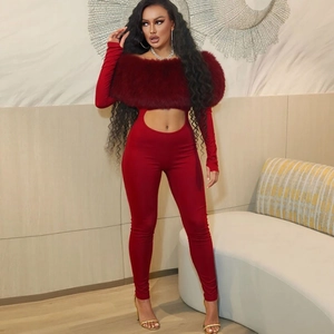 Détails de la combinaison bordeaux à col en fourrure et découpe à la taille sexy