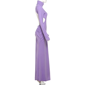 Détails du dos d'une robe longue violette à manches longues avec découpes latérales