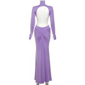 Vue arrière d'une robe maxi violette à col roulé avec dos nu et détails froncés