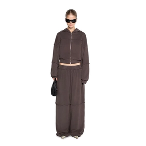 Details zum dunkelbraunen Kapuzenpulli mit Reißverschluss und übergroßer weiter Hose