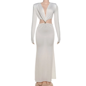Détail du décolleté en V profond et de la découpe à la taille sur robe longue blanche
