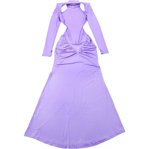 Vue détaillée de la taille découpée et des accents plissés sur une robe lilas à manches longues