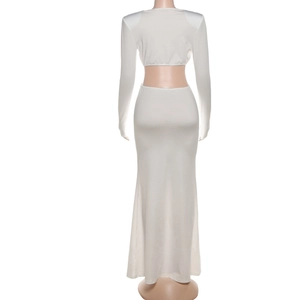 Détail de la robe blanche à manches longues avec dos nu et coupe sirène élégante