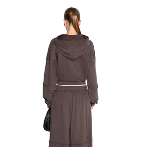 Detailansicht des dunkelbraunen Hoodie- und Weithosensets mit sichtbaren Ziernähten