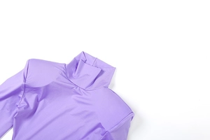 Vue détaillée de la robe violette à col haut avec épaulettes et texture de tissu moulant