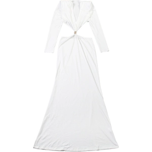 Détail d'une robe longue blanche à manches longues avec découpes à la taille et anneau métal