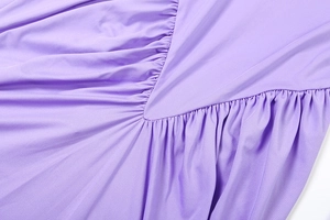 Vue macro du tissu froncé lavande élégant montrant la couture fine et la texture douce