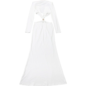 Détail de la robe blanche à manches longues avec découpe taille et anneau doré métal