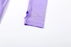 Détail d'un poignet violet à manches longues avec trou pour le pouce et maille