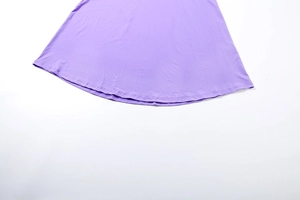 Détail de l'ourlet de la robe lavande avec couture à double aiguille de haute qualité