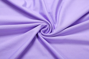 Détail macro du tissu en maille violette hautement élastique avec texture soyeuse