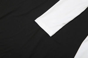 Détail de la couture contrastée noir et blanc de haute qualité sur le poignet en tricot