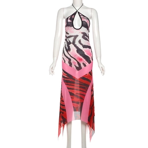 Détail de la robe dos nu avec imprimé tigre rose et ourlet irrégulier de style bohème