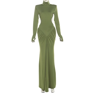 Détail de la robe longue vert olive à col montant avec découpes à la taille et passe-pouces