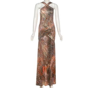 Dettaglio del vestito lungo a serpentina con scollo all'americana e fibbie dorate