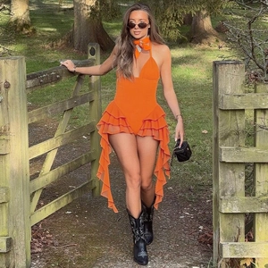 Détail du body dos nu orange vif avec des volants en cascade pour un look d'été chic
