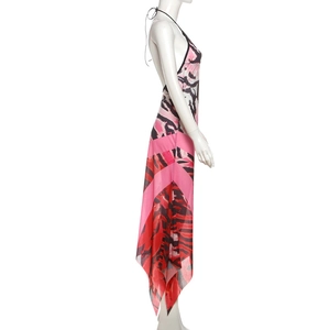 Détail de robe dos nu sexy avec imprimé tigre rose et coupe asymétrique irrégulière