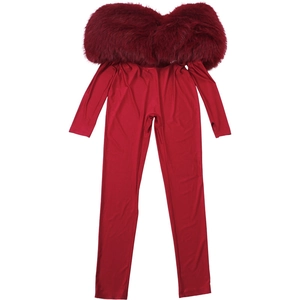 Détail du combishort rouge à épaules dénudées avec bordure en fausse fourrure