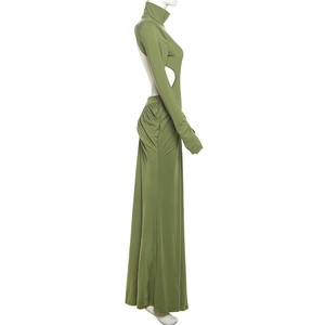Détail de la robe longue vert olive avec dos nu géométrique et fronces sur le côté