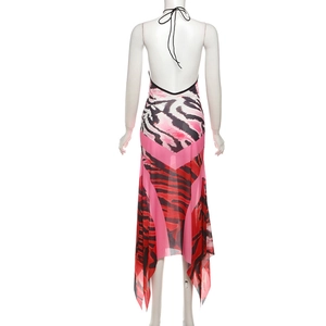 Vue détaillée du dos d'une robe dos nu licou avec motif imprimé animal rose et rouge