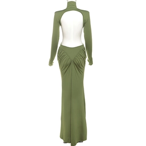 Détail de la robe longue dos nu vert olive avec fronces et maille à haute élasticité